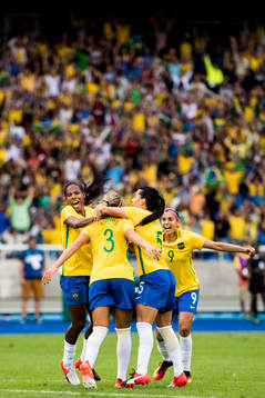 Brasiliens spelare jublar