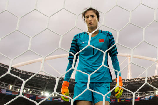 Kinas målvakt Lina Zhao deppar i fotbollsmatchen mellan