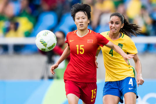 Kinas Rui Zhang och Brasiliens Rafaelle i fotbollsmatchen