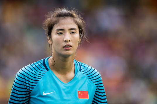 Kinas målvakt Lina Zhao i fotbollsmatchen mellan Brasilien