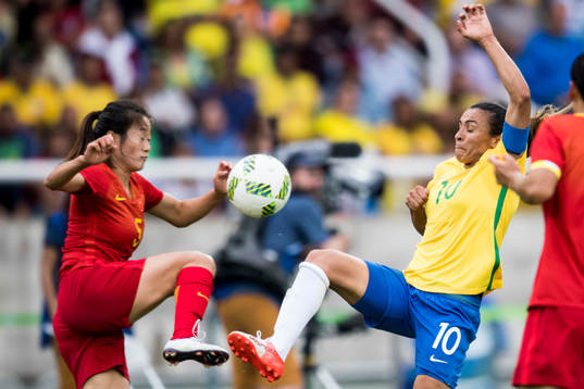 Kinas Haiyan Wu och Brasiliens Marta i fotbollsmatchen