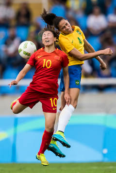 Kinas Li Yang och Brasiliens Rafaelle i fotbollsmatchen