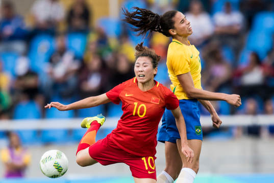 Kinas Li Yang och Brasiliens Rafaelle i fotbollsmatchen