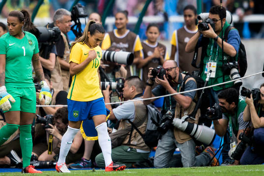 Brasiliens Marta gör entré i fotbollsmatchen mellan