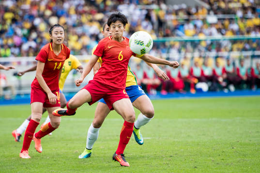 Kinas Dongna Li i fotbollsmatchen mellan Brasilien och Kina