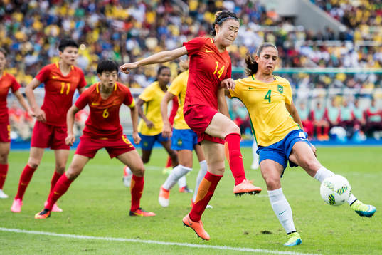 Kinas Rong Zhao och Brasiliens Rafaelle i fotbollsmatchen