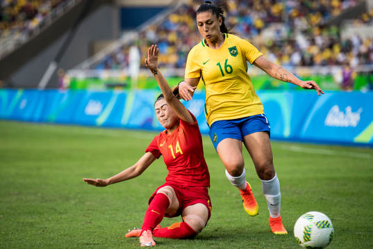 Kinas Rong Zhao och Brasiliens Beatriz i fotbollsmatchen