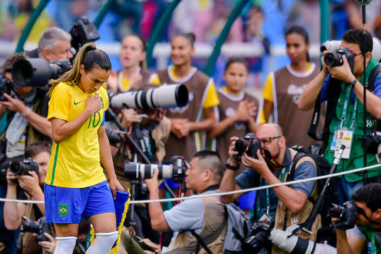 Brasiliens Marta går förbi fotograferna före