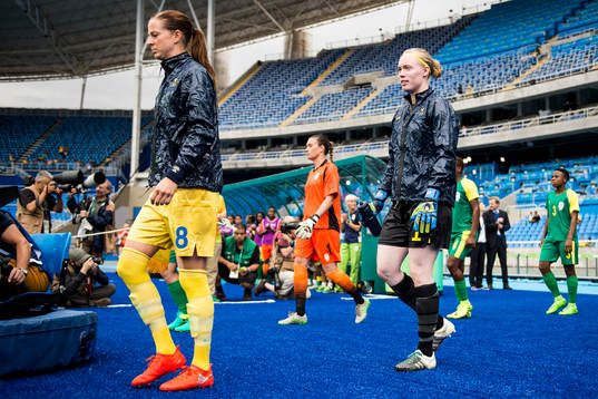 Sveriges Lotta Schelin och målvakt Hedvig Lindahl gör