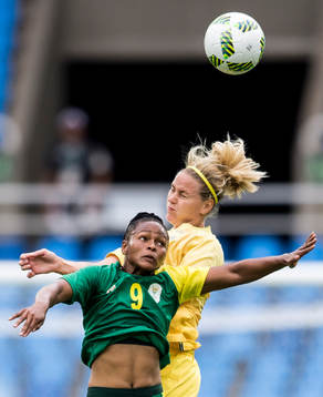 Sveriges Lisa Dahlkvist och Sydafrikas Amanda Dlamini i