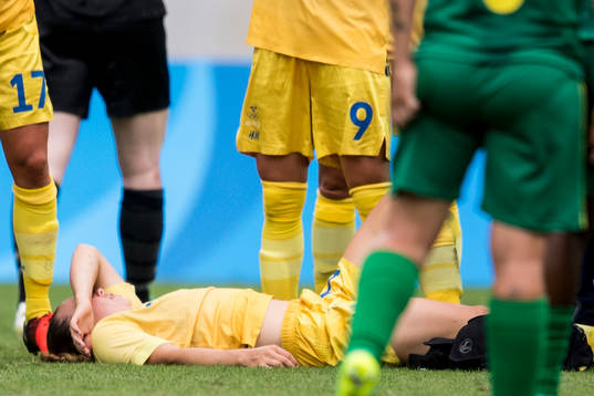 Sveriges Jessica Samuelsson skadad i fotbollsmatchen mellan