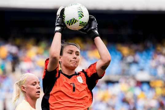 Sydafrikas målvakt Roxanne Barker i fotbollsmatchen mellan