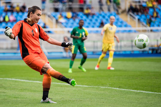 Sydafrikas målvakt Roxanne Barker i fotbollsmatchen mellan