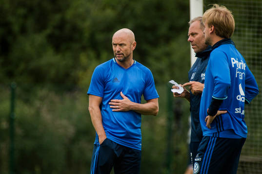 Djurgårdens nye tränare Mark Dempsey i samtal med