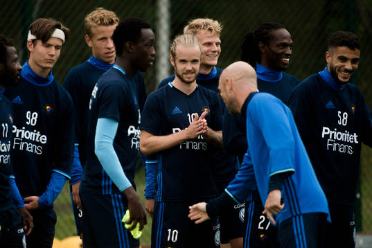 Djurgårdens nye tränare Mark Dempsey ger instruktioner