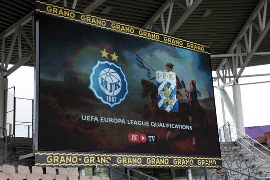 En skärm på Sonera Stadium med kvällens kommande
