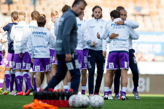 IFK Göteborgs Haitam Aleesami t.h. klappar om Mads Albeck