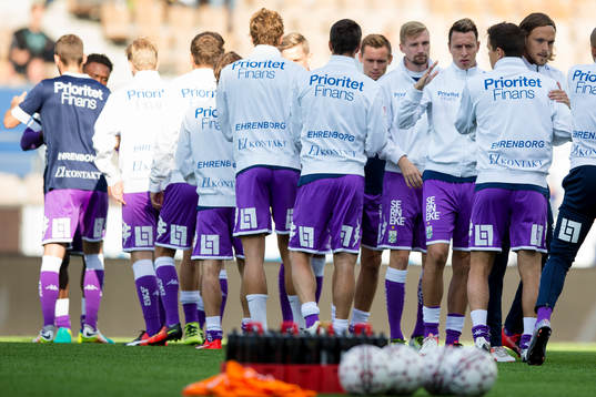 IFK Göteborg värmer upp innan fotbollsmatchen i kvalet