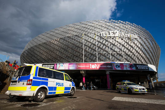 Polisbilar framför Tele2 Arena innan fotbollsmatchen i