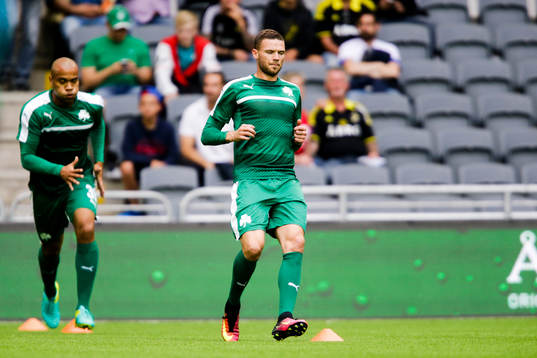 Panathinaikos Marcus Berg värmer upp före fotbollsmatchen