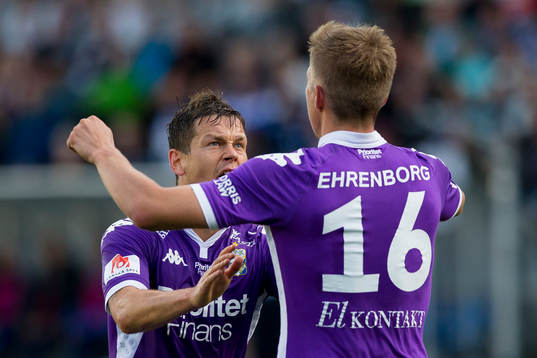 IFK Göteborgs Mikael Boman jublar och omfamnas av Mads