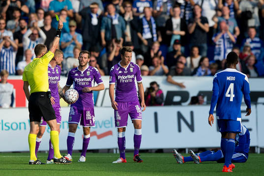 IFK Göteborgs Martin Smedberg Dalence får ett gult kort