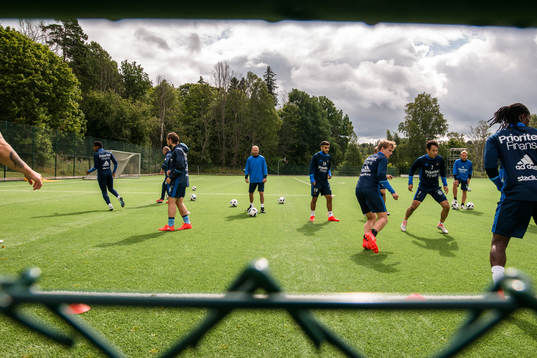Djurgårdens tränare Mark Dempsey bevakar övningarna