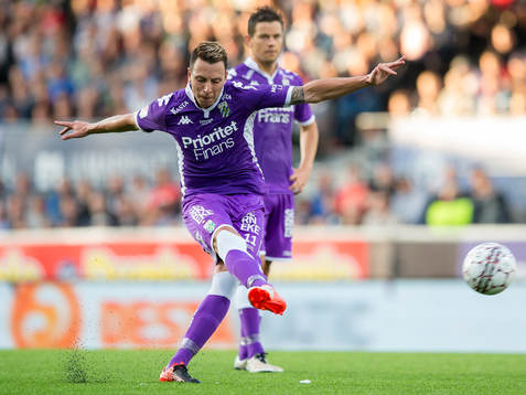 IFK Göteborgs Martin Smedberg Dalence skjuter en frispark