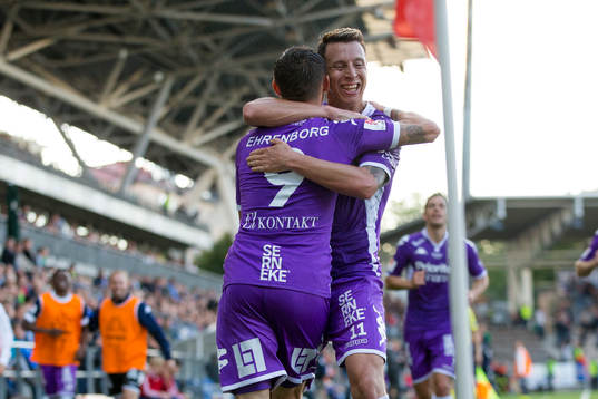 IFK Göteborgs Jakob Ankersen omfamnas av Martin Smedberg