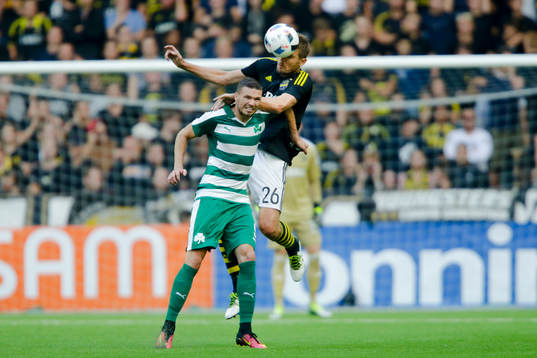 s Jos Hooiveld och Panathinaikos Marcus Berg i en luftduell