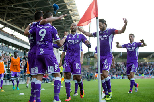 IFK Göteborgs jubel när Jakob Ankersen omfamnas