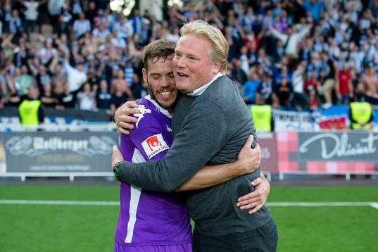 IFK Göteborgs Emil Salomonsson blir omfamnad av tränare
