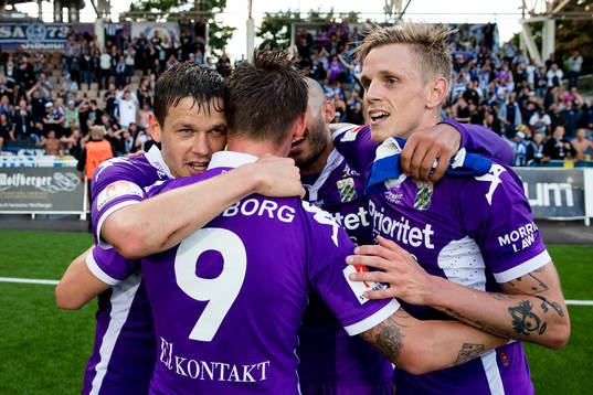 IFK Göteborgs Jakob Ankersen kramas om av Mads Albeck,