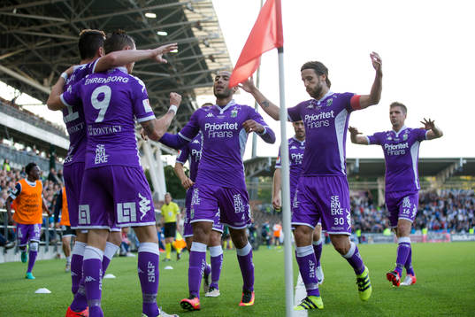 IFK Göteborgs jubel när Jakob Ankersen omfamnas av Martin