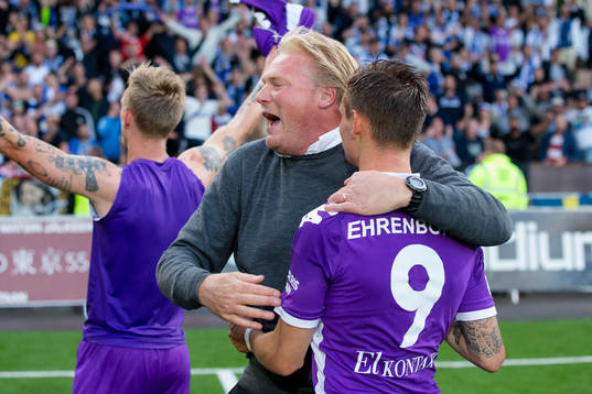 IFK Göteborgs tränare Jörgen Lennartsson kramar om Jakob