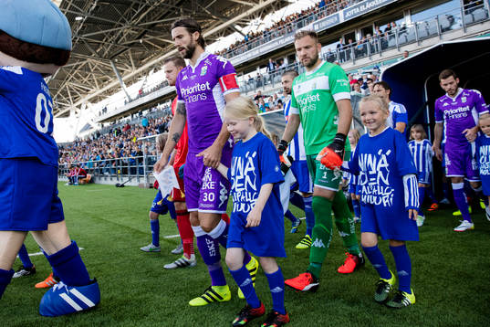 IFK Göteborgs Mattias Bjärsmyr och målvakt John Alvbåge