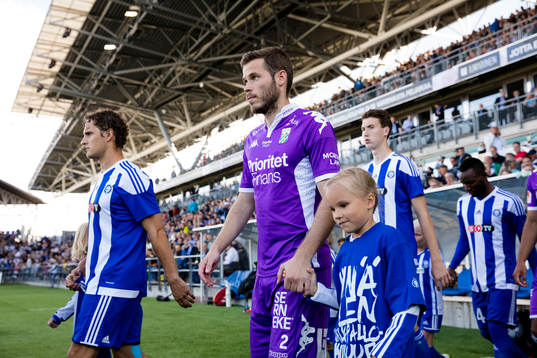 IFK Göteborgs Emil Salomonsson på väg ut till