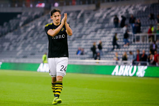 s Stefan Ishizaki  tackar publiken