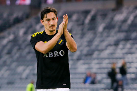 s Stefan Ishizaki  tackar publiken