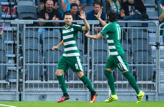 Panathinaikos Marcus Berg jublar med lagkamrater