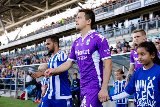 IFK Göteborgs Mads Albeck på väg in till fotbollsmatchen