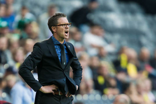s tränare Rikard Norling reagerar