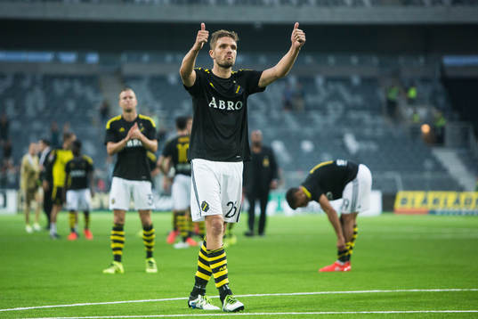 s Jos Hooiveld gör tummen upp till AIK:s supportrar