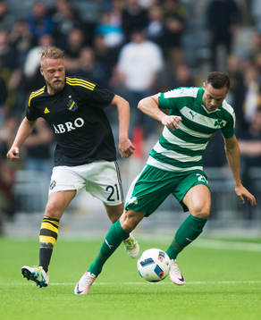 s Daniel Sundgren i kamp om bollen med Panathinaikos