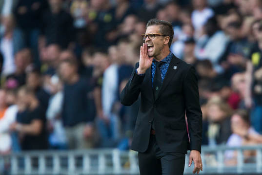 s tränare Rikard Norling reagerar