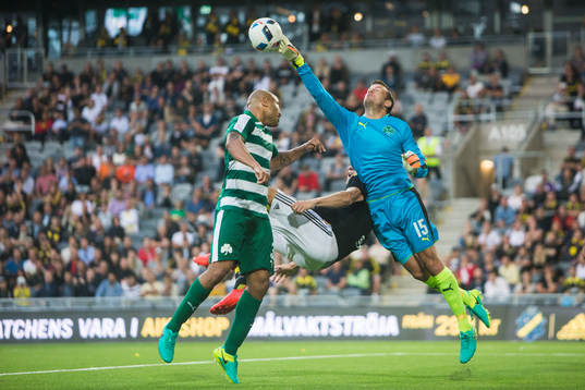 Panathinaikos målvakt Luke Steele med en räddning i kamp