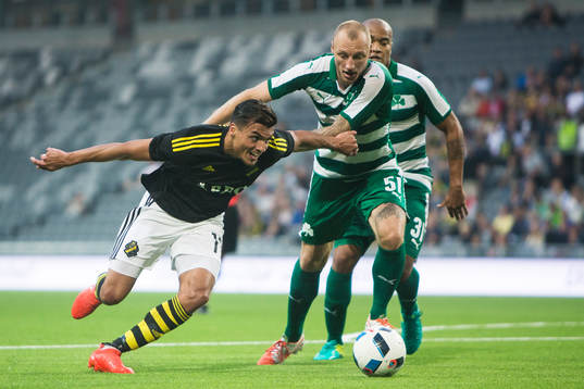 s Ahmed Yasin i kamp om bollen med Panathinaikos Ivan Ivanov