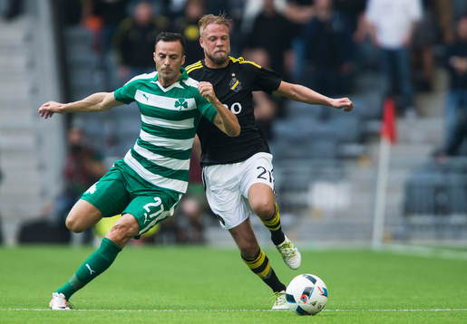 s Daniel Sundgren i kamp om bollen med Panathinaikos