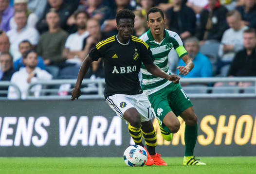 s Ebenezer Ofori i kamp om bollen med Panathinaikos Zeca