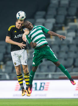 s Nils-Eric Johansson i kamp om bollen med Panathinaikos